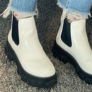 Circus by Sam Edelman Women's Darielle Lug Sole Chelsea Boots